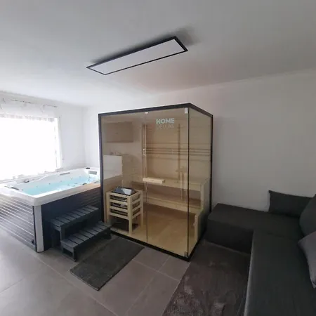 Ferienunterkunft Mit Whirlpool, Sauna Und Garten